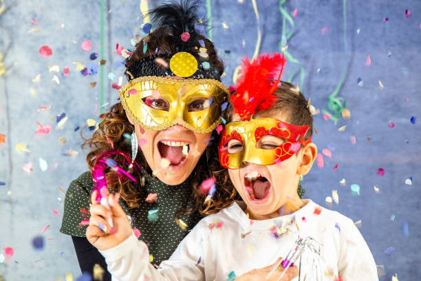 Bambini in maschera festeggiano il Carnevale