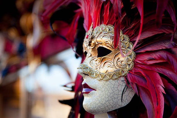 Maschera veneziana rossa con piume