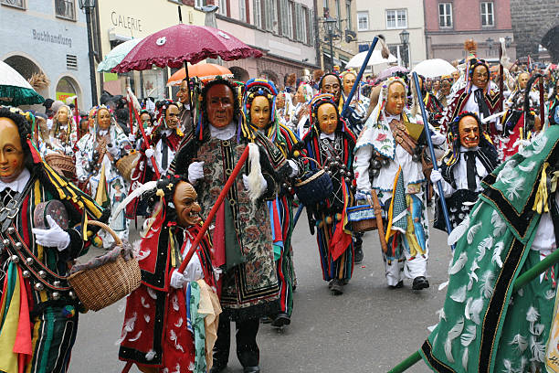Gruppi in maschera in corteo durante una sfilata di Carnevale